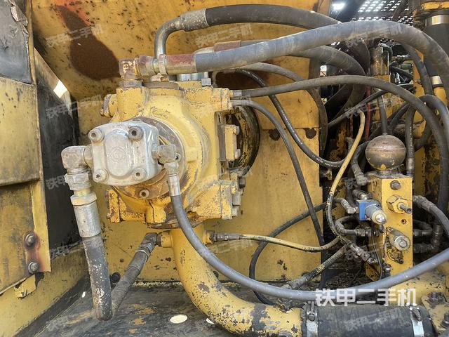 液壓泵艙室正面整體(整機外觀) 液壓泵艙室正面整體(整機外觀)