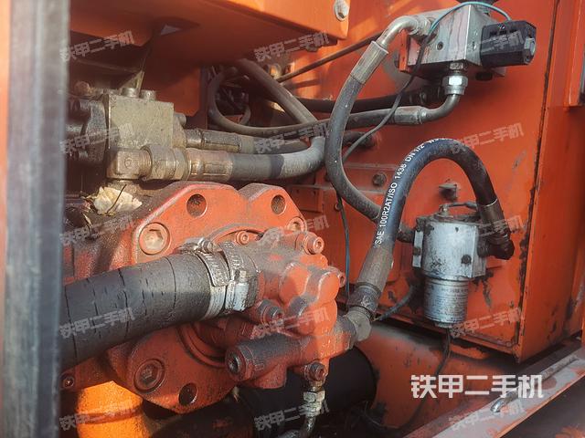 液压泵舱室正面整体（整机外观）