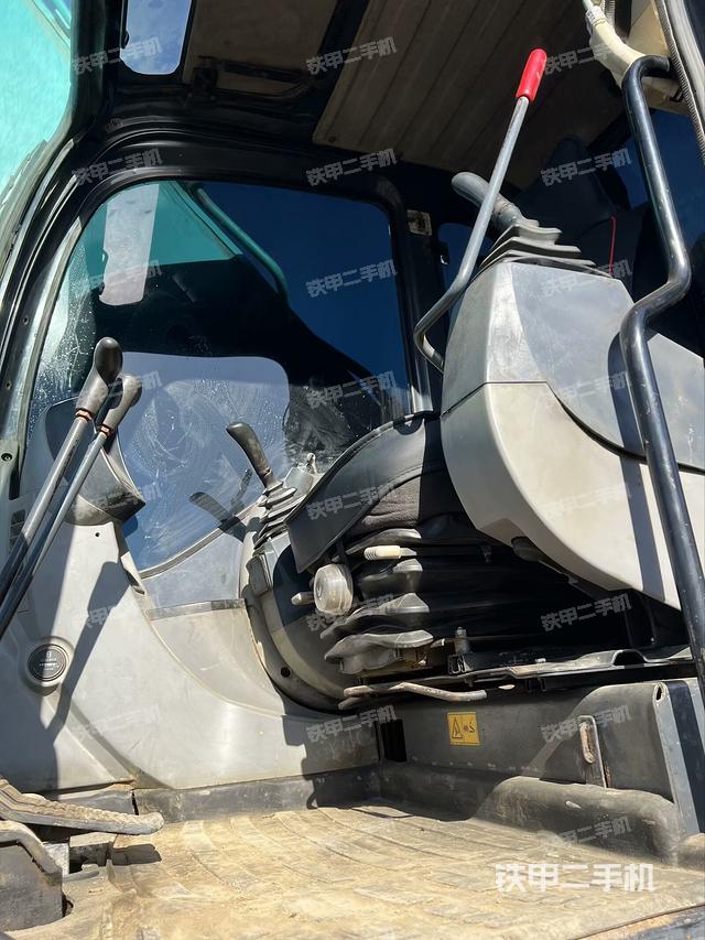 駕駛室整體(整機外觀) 駕駛室整體(整機外觀)