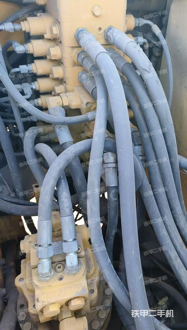 回轉(zhuǎn)馬達(dá)和主控閥（整機(jī)外觀）