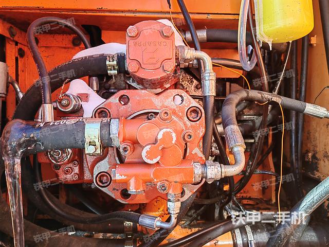 液压泵舱室正面整体（整机外观）