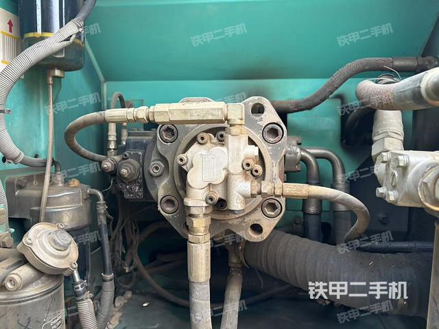 液壓泵艙室正面整體(整機外觀) 液壓泵艙室正面整體(整機外觀)