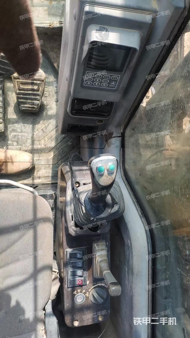 座椅左側(cè)控制臺/音響/含左手柄(駕駛室部分) 座椅左側(cè)控制臺/音響/含左手柄(駕駛室部分)