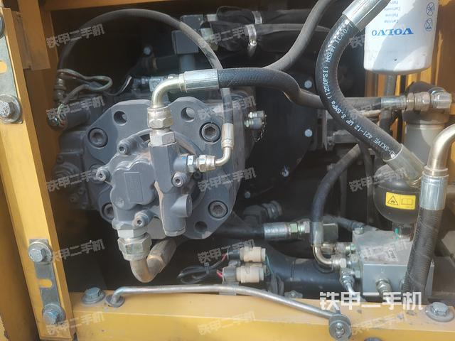 液压泵舱室正面整体（整机外观）