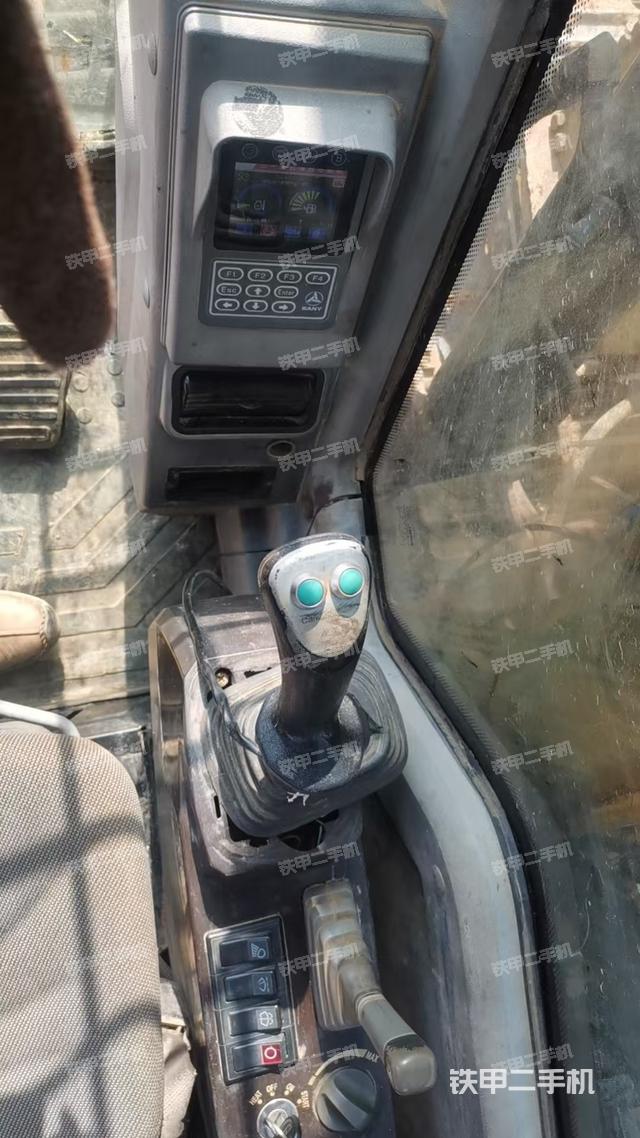 座椅右側(cè)控制臺/鑰匙門/油門/含右手柄(駕駛室部分) 座椅右側(cè)控制臺/鑰匙門/油門/含右手柄(駕駛室部分)