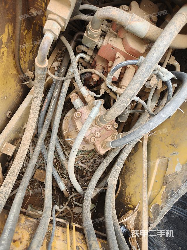 回转马达和主控阀（整机外观）