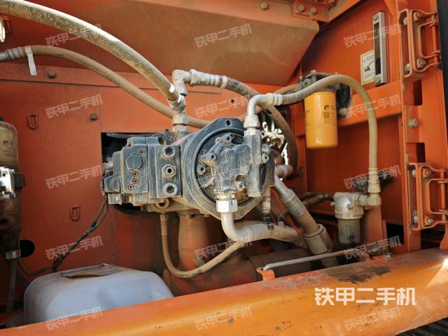 液壓泵艙室正面整體(整機(jī)外觀) 液壓泵艙室正面整體(整機(jī)外觀)