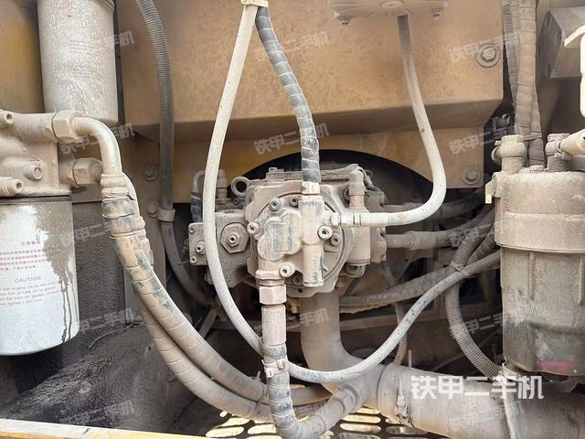液壓泵艙室正面整體(整機(jī)外觀) 液壓泵艙室正面整體(整機(jī)外觀)