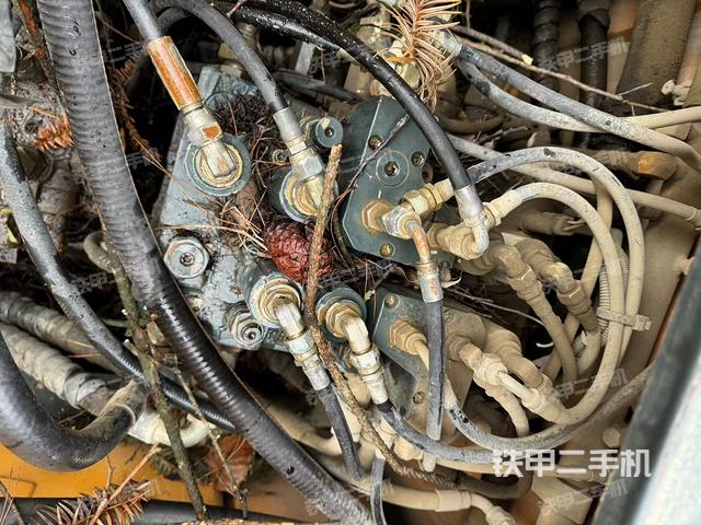 回转马达和主控阀（整机外观）