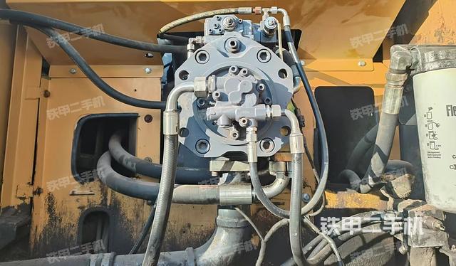 液壓泵艙室正面整體(整機外觀) 液壓泵艙室正面整體(整機外觀)