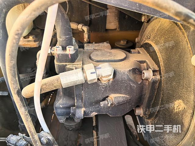 液压泵舱室正面整体（整机外观）