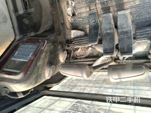 行走控制手柄和踏板?俯拍(駕駛室部分) 行走控制手柄和踏板?俯拍(駕駛室部分)