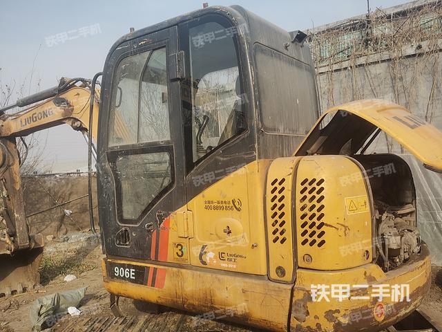 駕駛室整體(整機(jī)外觀) 駕駛室整體(整機(jī)外觀)