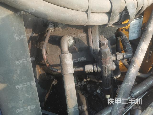 液压泵舱室正面整体（整机外观）