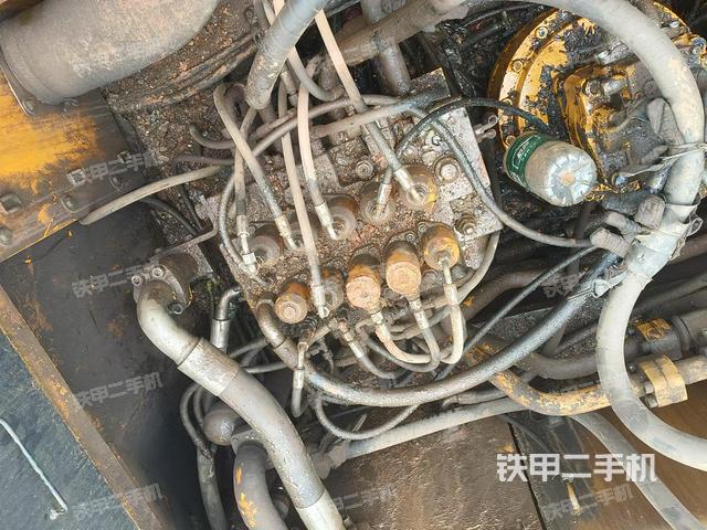 回转马达和主控阀（整机外观）