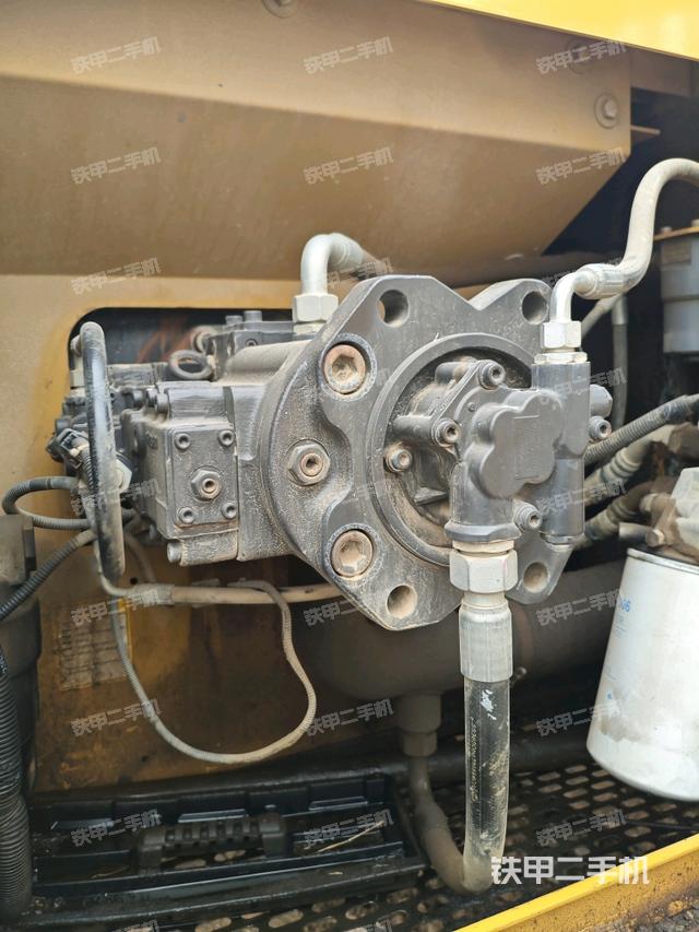 液壓泵艙室正面整體(整機外觀) 液壓泵艙室正面整體(整機外觀)