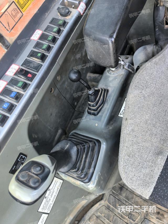 座椅左側(cè)控制臺/音響/含左手柄(駕駛室部分) 座椅左側(cè)控制臺/音響/含左手柄(駕駛室部分)