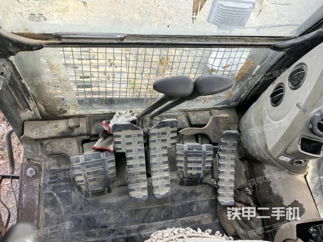 行走控制手柄和踏板?俯拍（駕駛室部分）