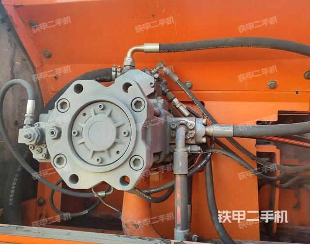 液壓泵艙室正面整體(整機外觀) 液壓泵艙室正面整體(整機外觀)