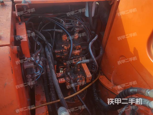 回转马达和主控阀（整机外观）