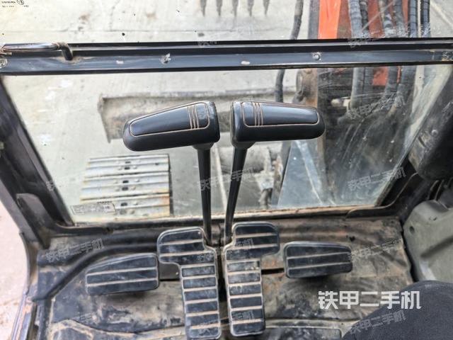 行走控制手柄和踏板?俯拍(駕駛室部分) 行走控制手柄和踏板?俯拍(駕駛室部分)