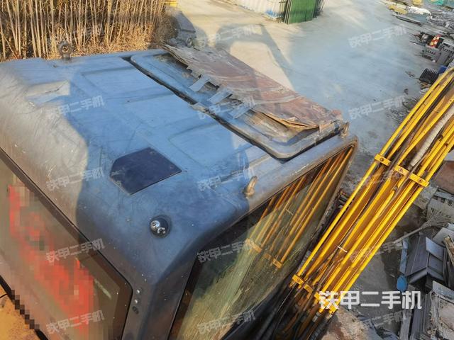 駕駛室頂部(整機(jī)外觀) 駕駛室頂部(整機(jī)外觀)