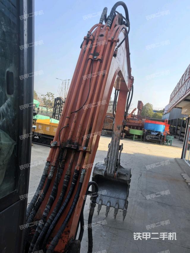 大臂背部俯視(工作和回轉(zhuǎn)裝置) 大臂背部俯視(工作和回轉(zhuǎn)裝置)