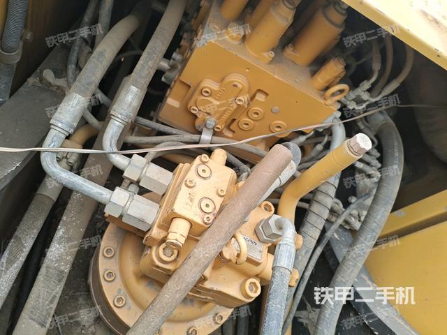 回轉馬達和主控閥(整機外觀) 回轉馬達和主控閥(整機外觀)