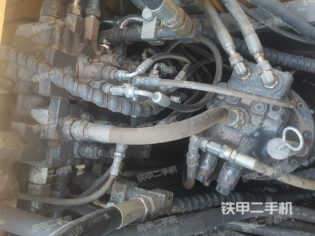 回转马达和主控阀（整机外观）