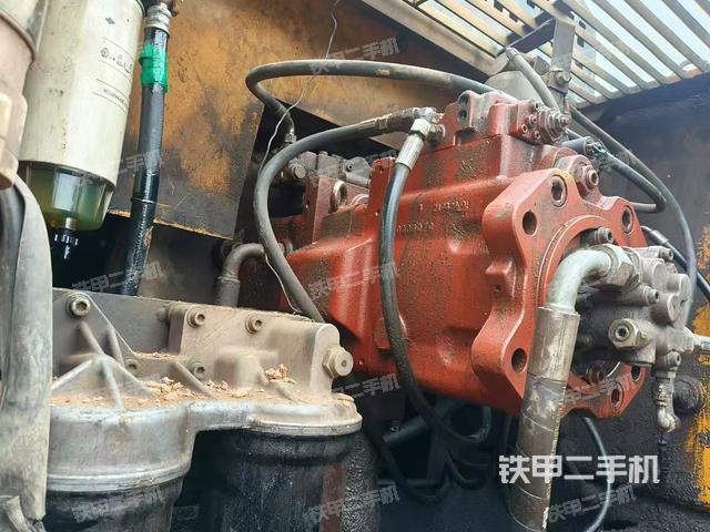 液压泵舱室正面整体（整机外观）