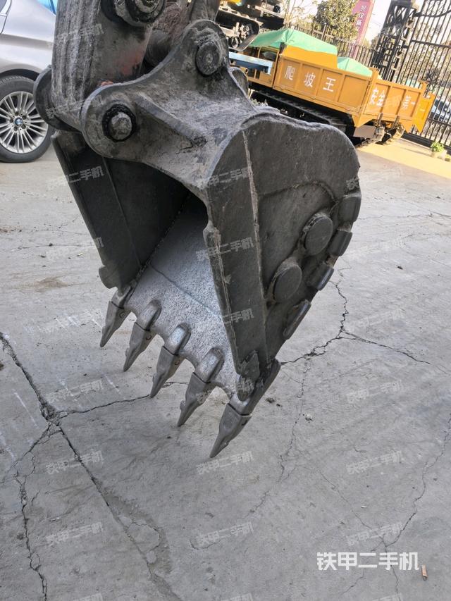 鏟斗右后整體(工作和回轉(zhuǎn)裝置) 鏟斗右后整體(工作和回轉(zhuǎn)裝置)