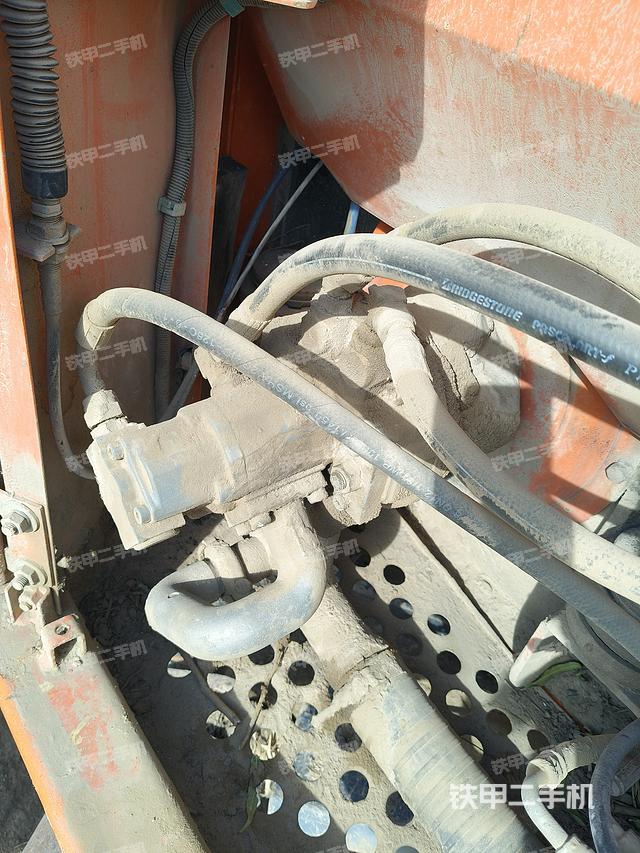 液压泵舱室正面整体（整机外观）