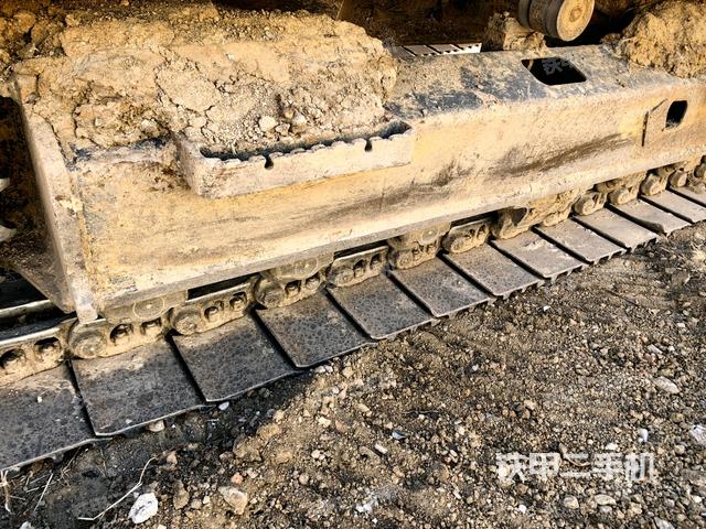 右側(cè)履帶整體(行走機構(gòu)) 右側(cè)履帶整體(行走機構(gòu))