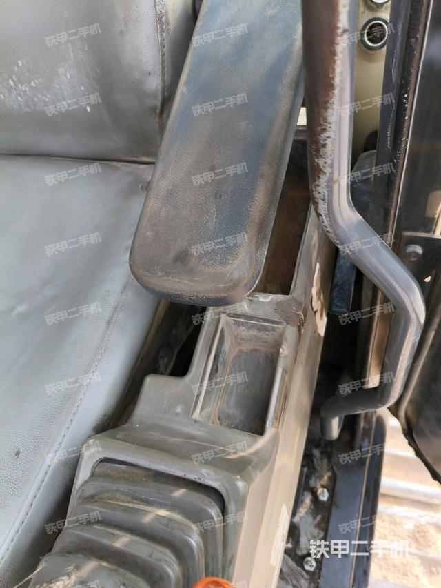 座椅右側(cè)控制臺(tái)/鑰匙門/油門/含右手柄（駕駛室部分）