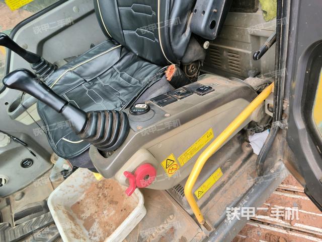 座椅左側(cè)控制臺/音響/含左手柄(駕駛室部分) 座椅左側(cè)控制臺/音響/含左手柄(駕駛室部分)