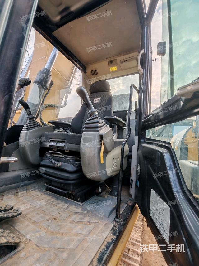 駕駛室整體(整機(jī)外觀) 駕駛室整體(整機(jī)外觀)