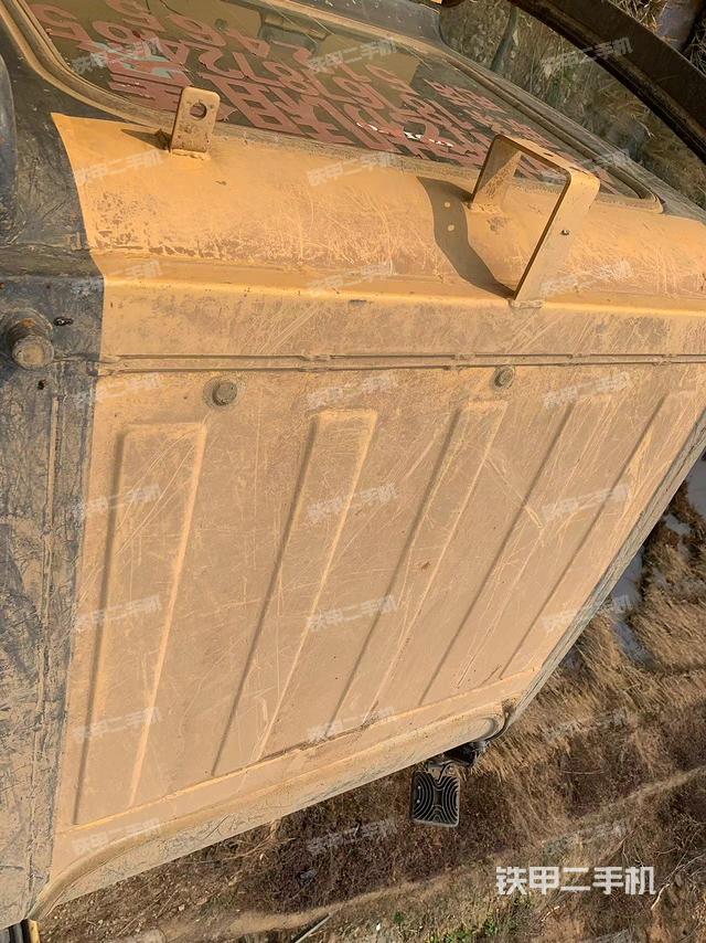 駕駛室頂部（整機外觀）