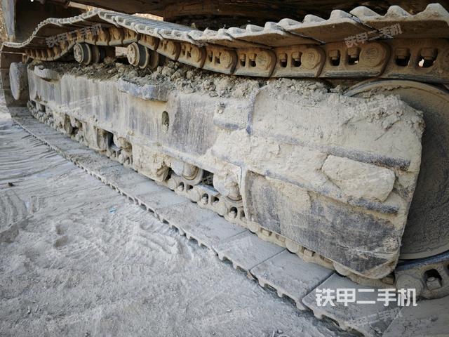 單側(cè)履帶整體(整機(jī)外觀) 單側(cè)履帶整體(整機(jī)外觀)
