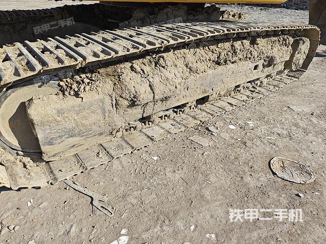 單側(cè)履帶整體(整機(jī)外觀) 單側(cè)履帶整體(整機(jī)外觀)