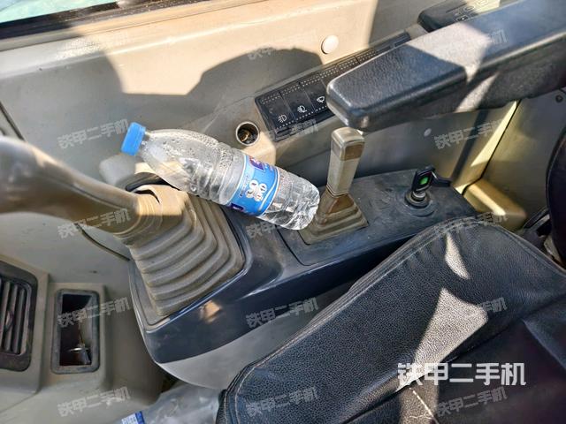 座椅右側(cè)控制臺/鑰匙門/油門/含右手柄(駕駛室部分) 座椅右側(cè)控制臺/鑰匙門/油門/含右手柄(駕駛室部分)