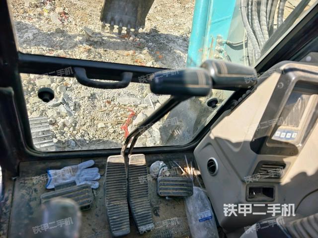 行走控制手柄和踏板?俯拍(駕駛室部分) 行走控制手柄和踏板?俯拍(駕駛室部分)