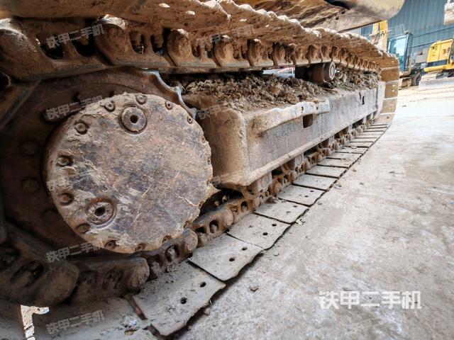 單側(cè)履帶整體(整機(jī)外觀) 單側(cè)履帶整體(整機(jī)外觀)