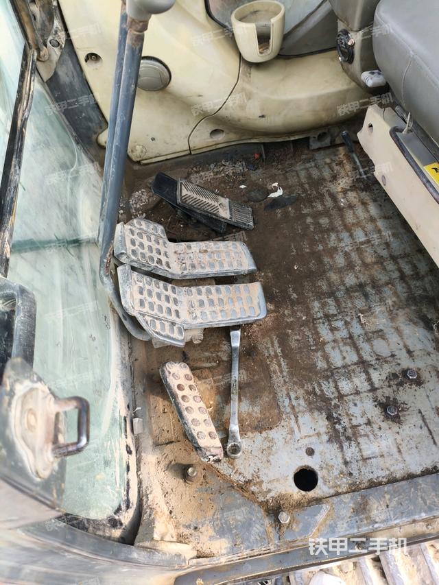 行走控制手柄和踏板?俯拍（駕駛室部分）