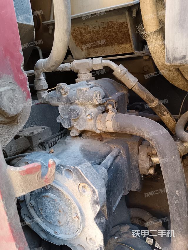 液壓泵艙室正面整體（整機外觀）