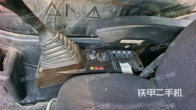 座椅右側(cè)控制臺(tái)/鑰匙門(mén)/油門(mén)/含右手柄（駕駛室部分）