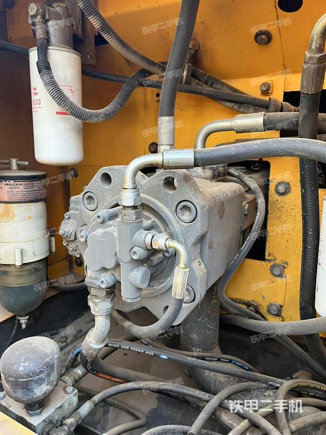 液壓泵艙室正面整體(整機(jī)外觀) 液壓泵艙室正面整體(整機(jī)外觀)