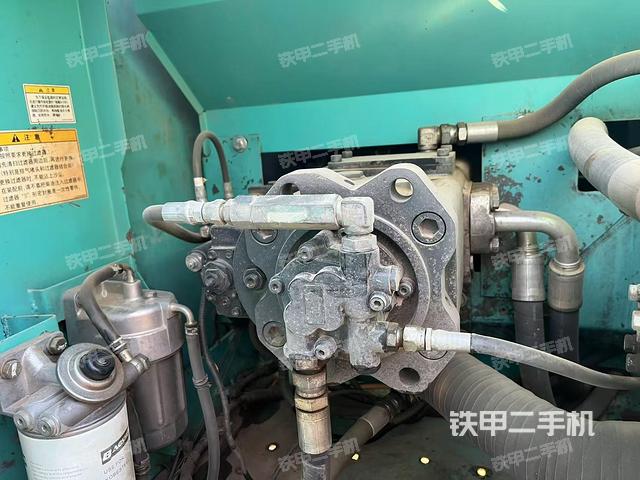 液壓泵艙室正面整體(整機外觀) 液壓泵艙室正面整體(整機外觀)