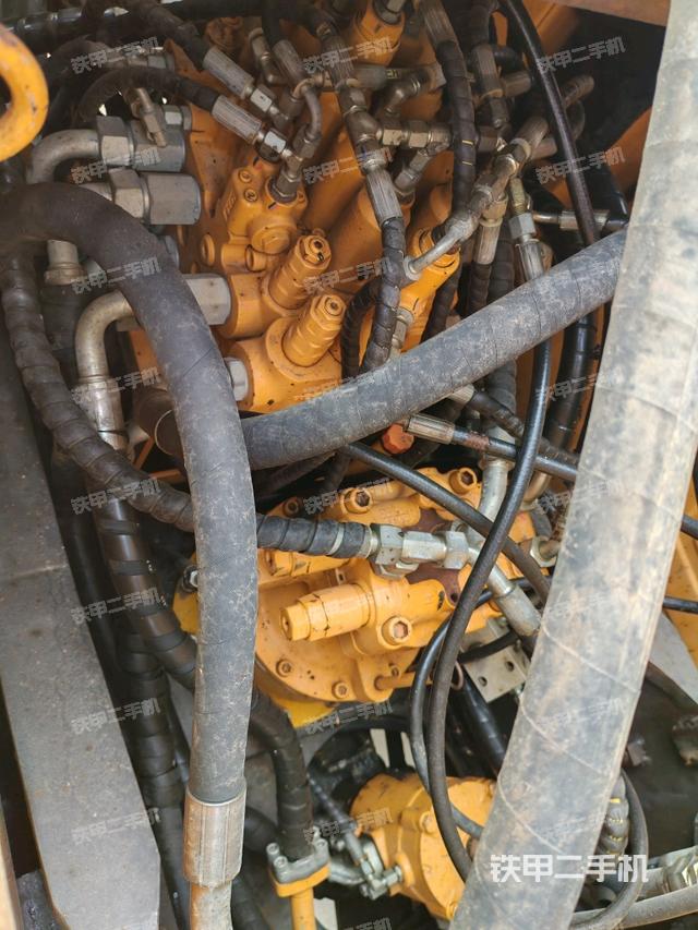 回轉(zhuǎn)馬達(dá)和主控閥（整機(jī)外觀）