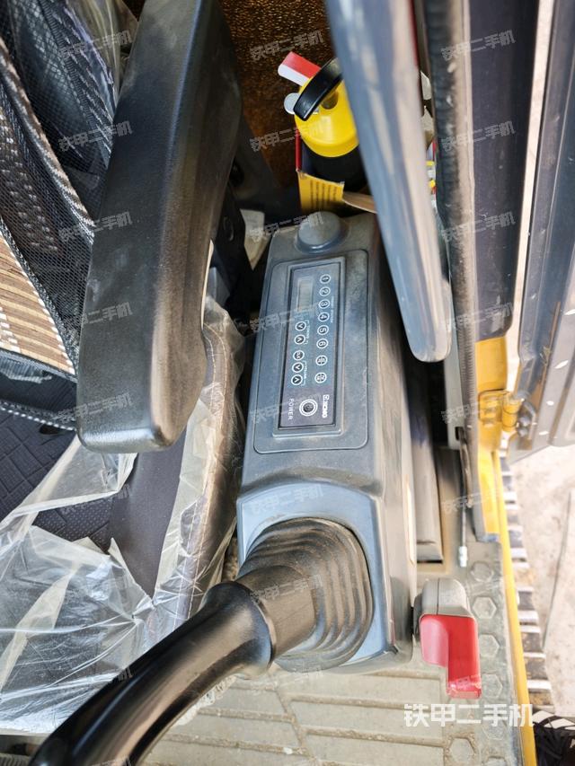 座椅右側控制臺/鑰匙門/油門/含右手柄（駕駛室部分）