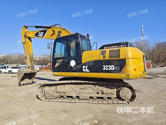 駕駛室整體(整機(jī)外觀) 駕駛室整體(整機(jī)外觀)